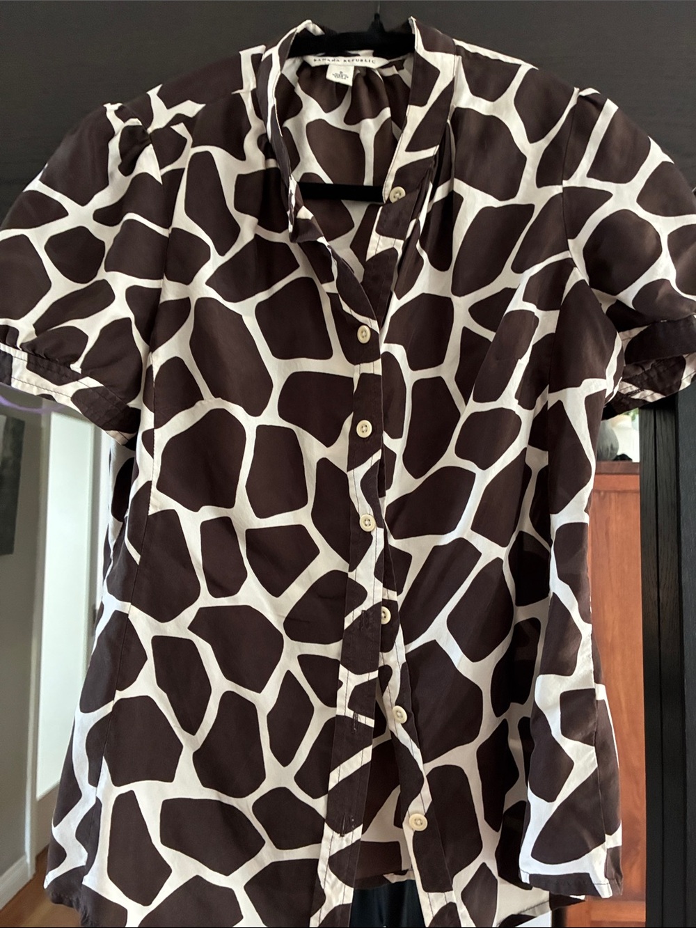Banana Republic Silk Giraffe Print Button-Up blouse, SZ: S